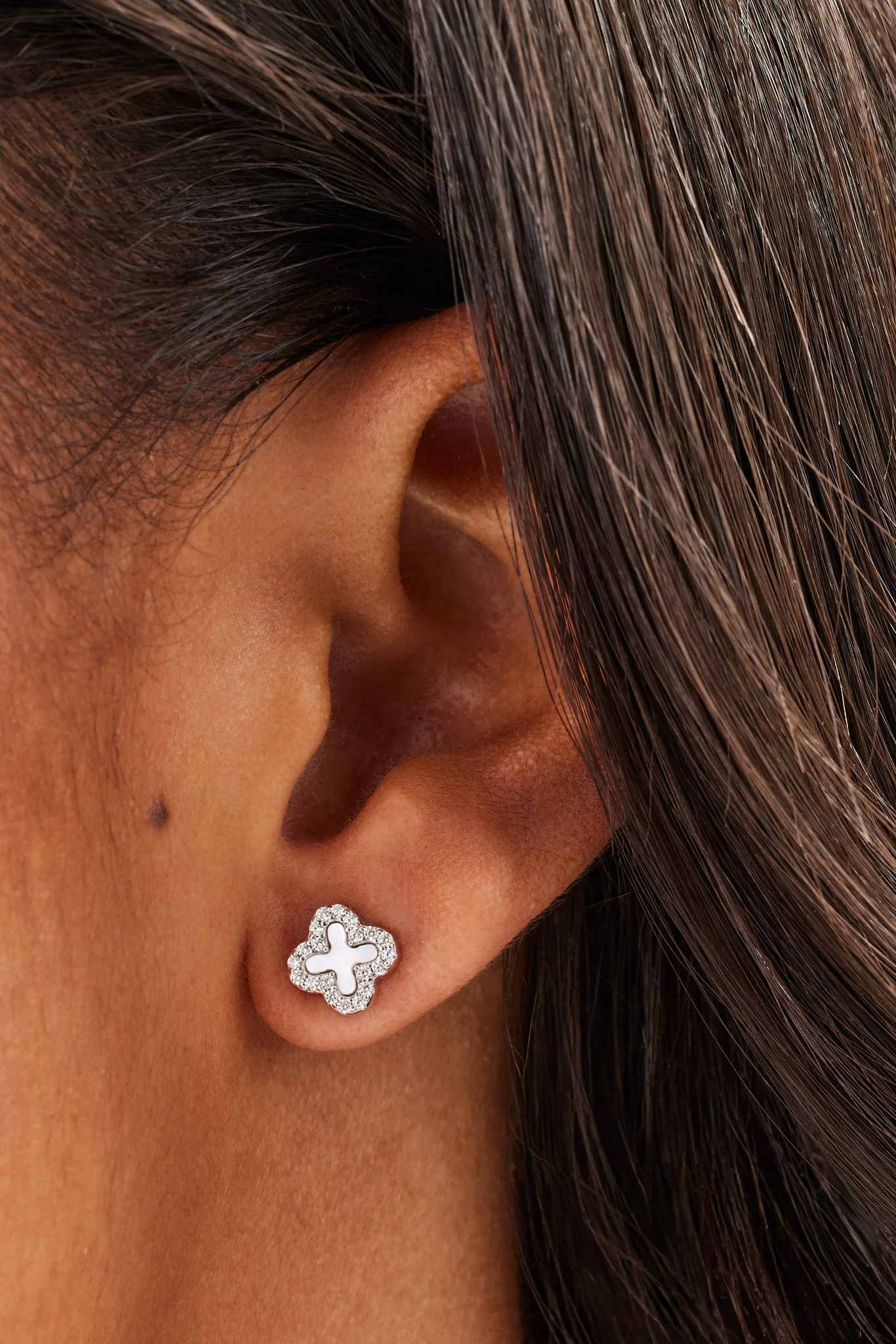 Motif Mother of Pearl Stud Earrings - 8mm - White - Image 2