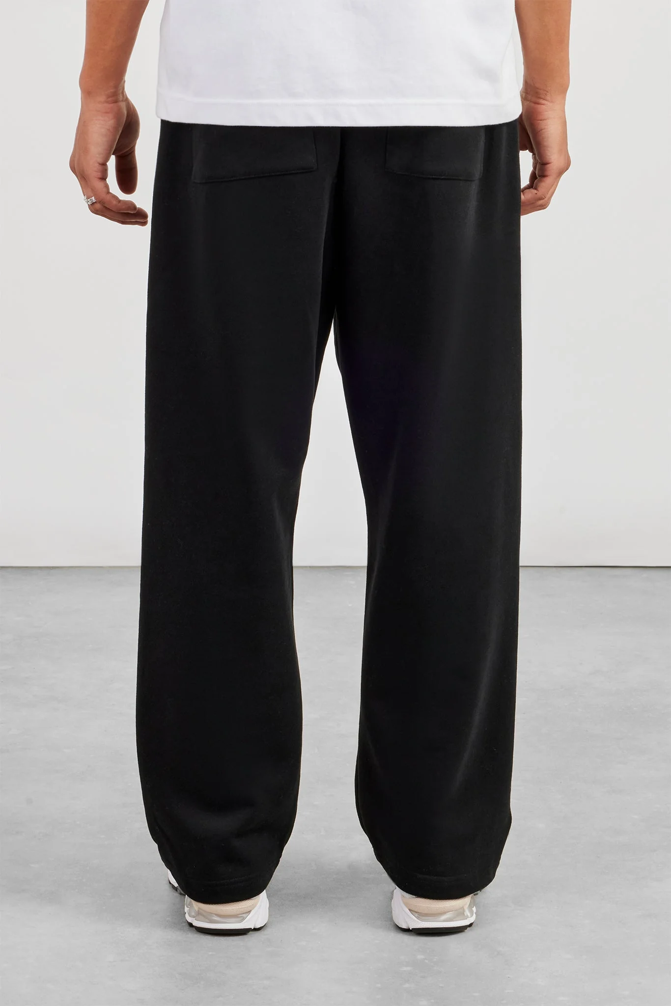 Relaxed Jogger - Black - Image 4